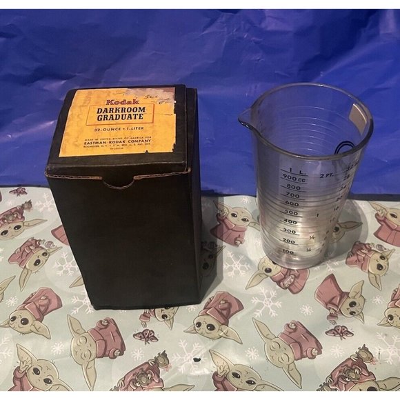 VINTAGE EASTMAN KODAK GRADUATED 32 OZ/1 LITER GLASS MEASURING